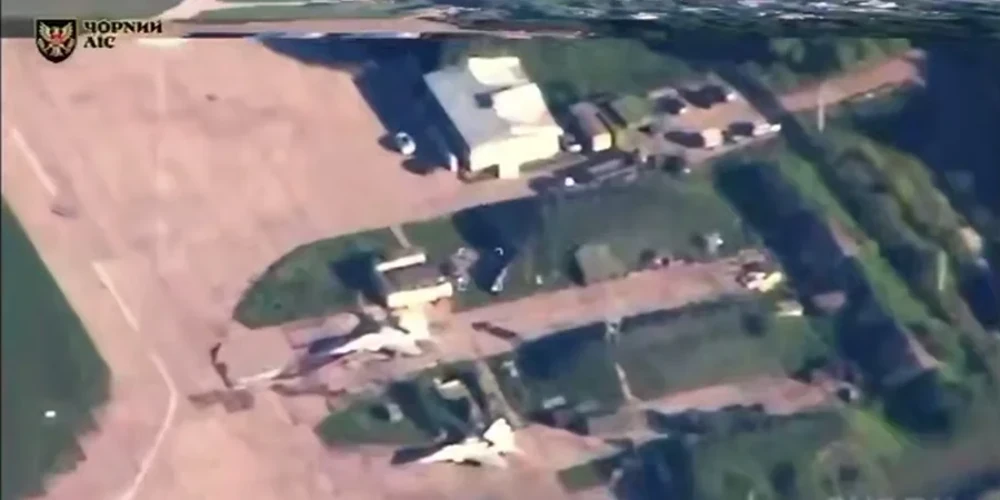 Скриншот відео Генерального штабу ЗСУ з кадрами завдання ударів по МіГ-29 та «Панцир-С1» на аеродромі «Халіно»