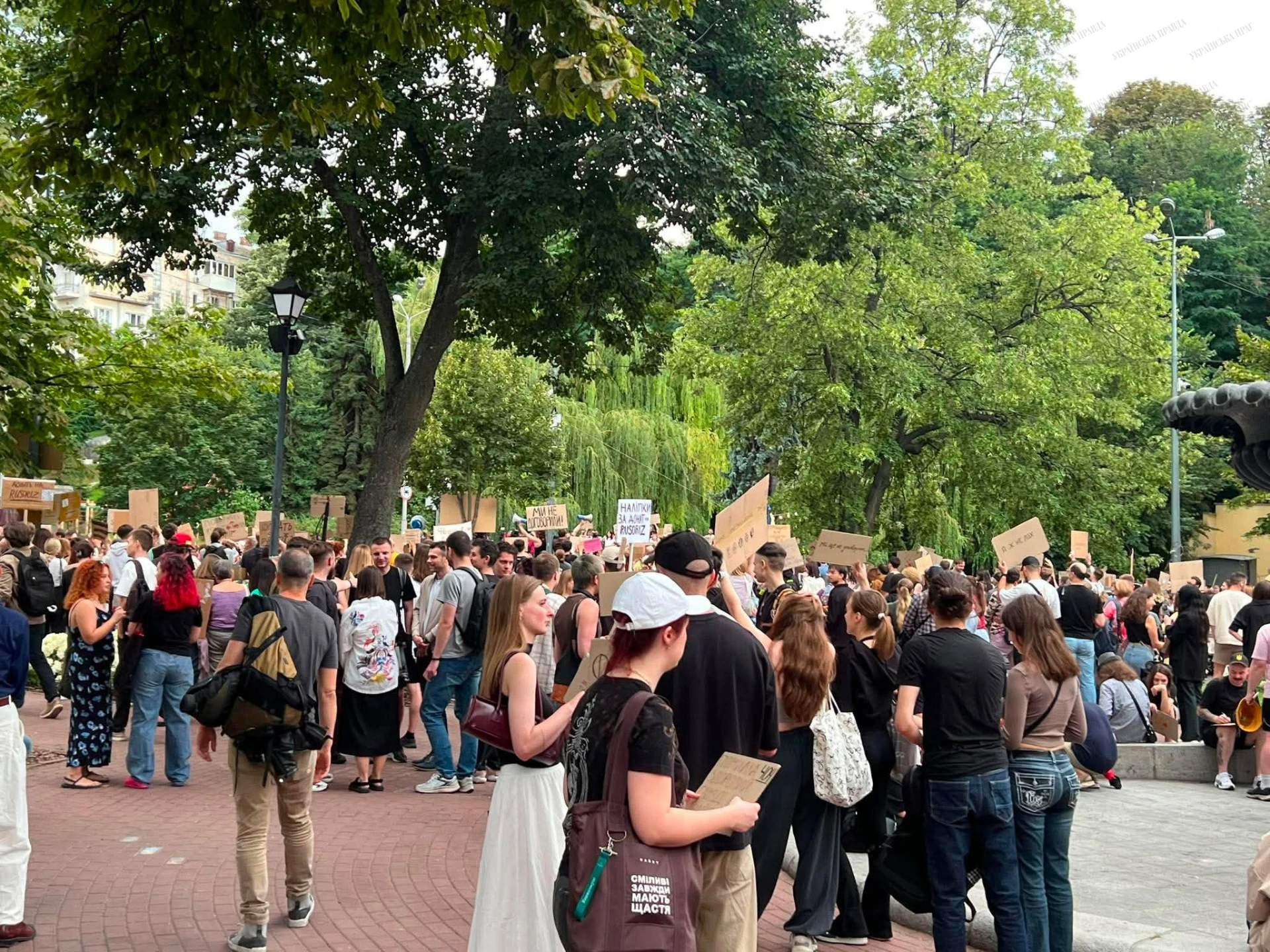 Мітингувальники на площі біля театру Франка у Києві з плакатами на підтримку Михайла Федорова