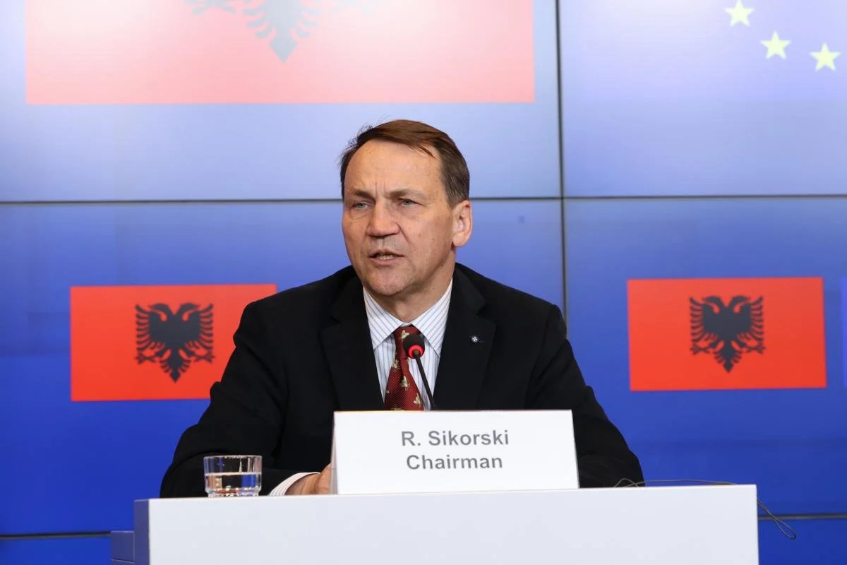 Радослав Сікорський під час публічного виступу під час візиту до США
