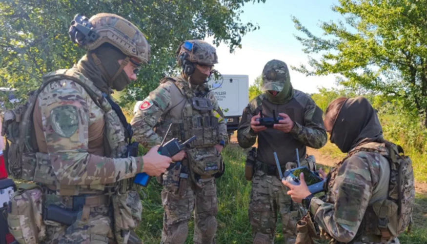 Орієнтовне зображення розшукуваного Міглея Валерія Миколайовича в чорній футболці та темному взутті