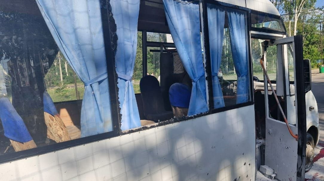Наслідки ударів РФ по Дніпропетровщині 16 липня: пошкоджені склад логістичної компанії, багатоквартирний будинок, автобуси та