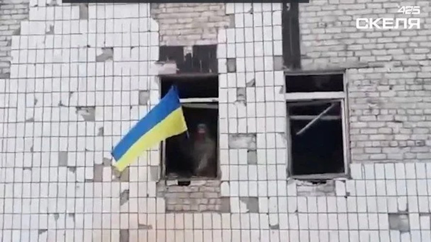 Український військовий із прапором у центральній частині Костянтинівки