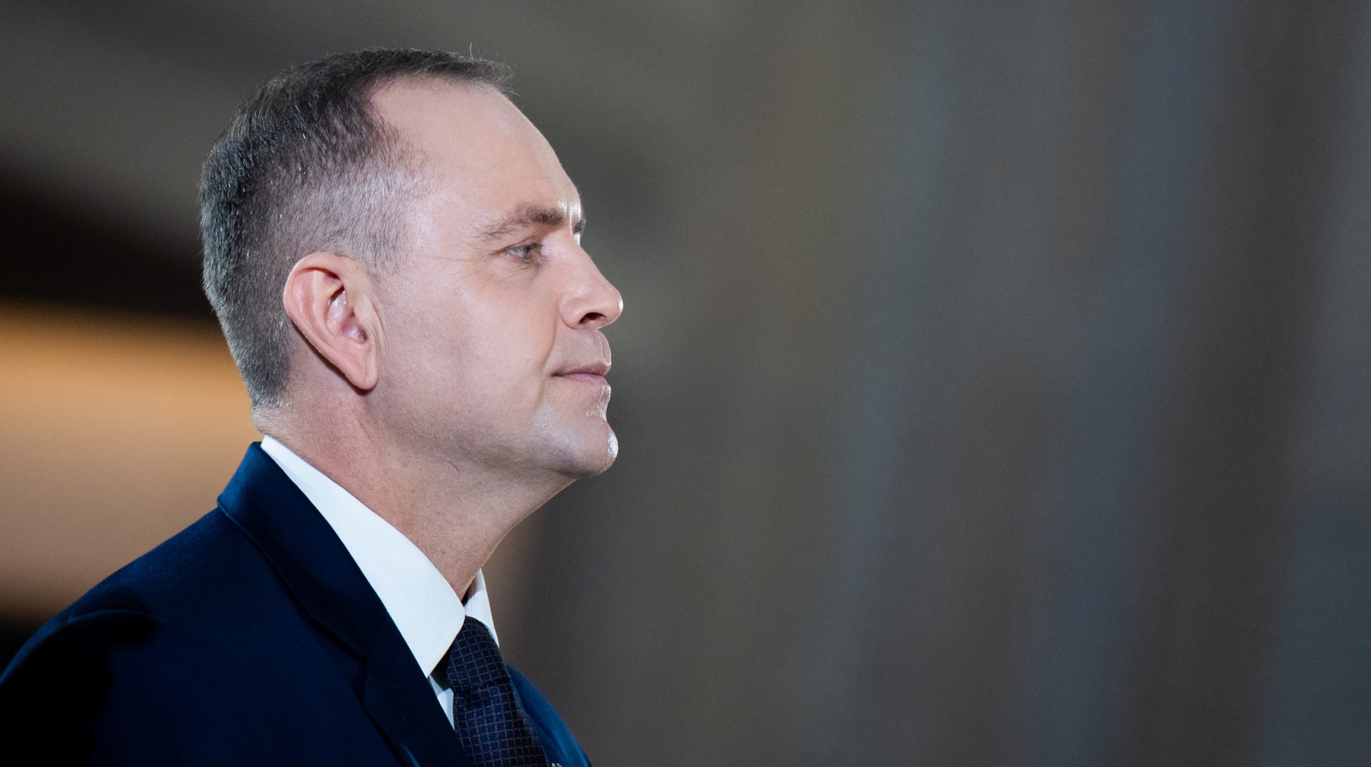 Польський президент Кароль Навроцький під час промови на тлі червоно-чорного прапора