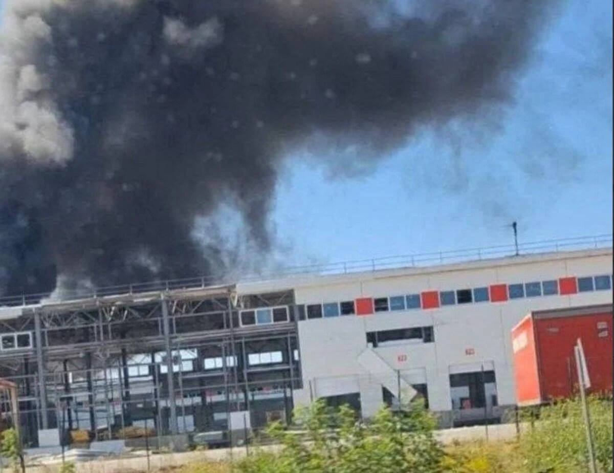 Наслідки пожежі на території поштового терміналу: вантажні автомобілі, контейнери та обладнання (ілюстративне фото, за даними