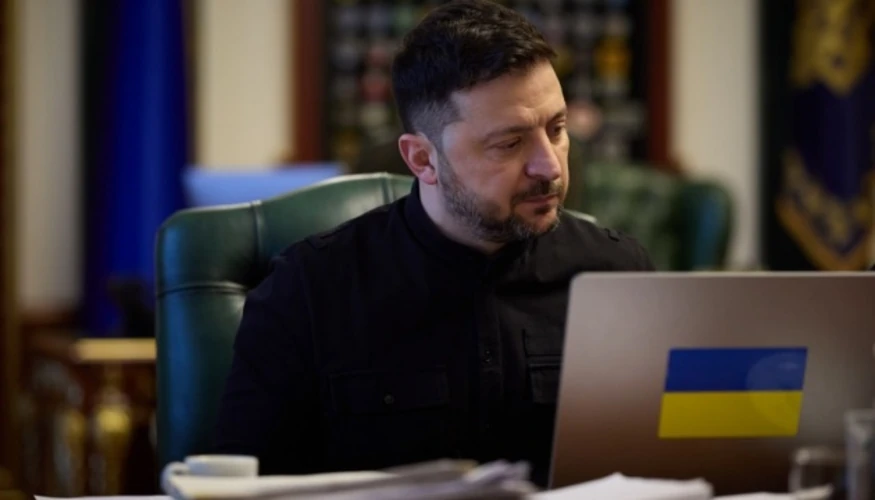Володимир Зеленський підписує документи в Офісі Президента