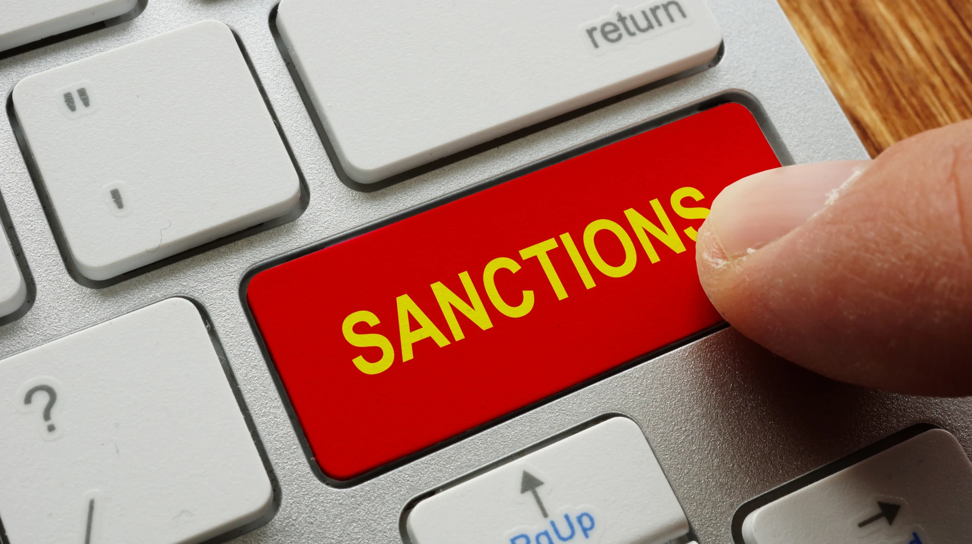 Лондон, будівля парламенту Великої Британії, на тлі якого розміщено прапор Великої Британії та перелік назв шести російських