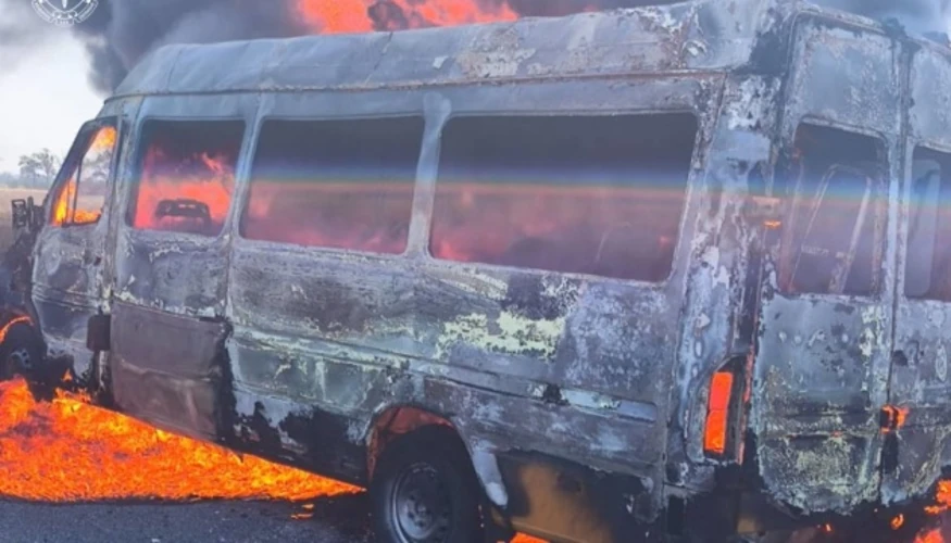 Пошкоджений пасажирський автобус після удару FPV-дрона у Нікопольському районі Дніпропетровщини, фото прокуратури