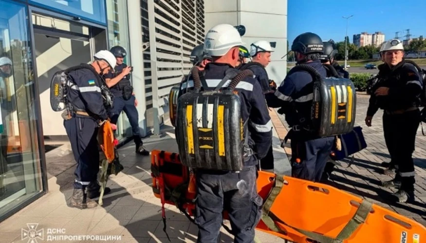 Наслідки удару по найбільшому торговельному центру Кривого Рогу: пошкоджена будівля, пожежа всередині, рятувальники на місці