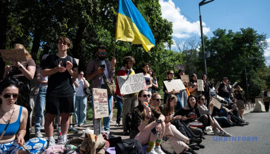 Мітингувальники біля Верховної Ради тримають плакати проти призначення Хмари та за повернення Федорова на посаду міністра