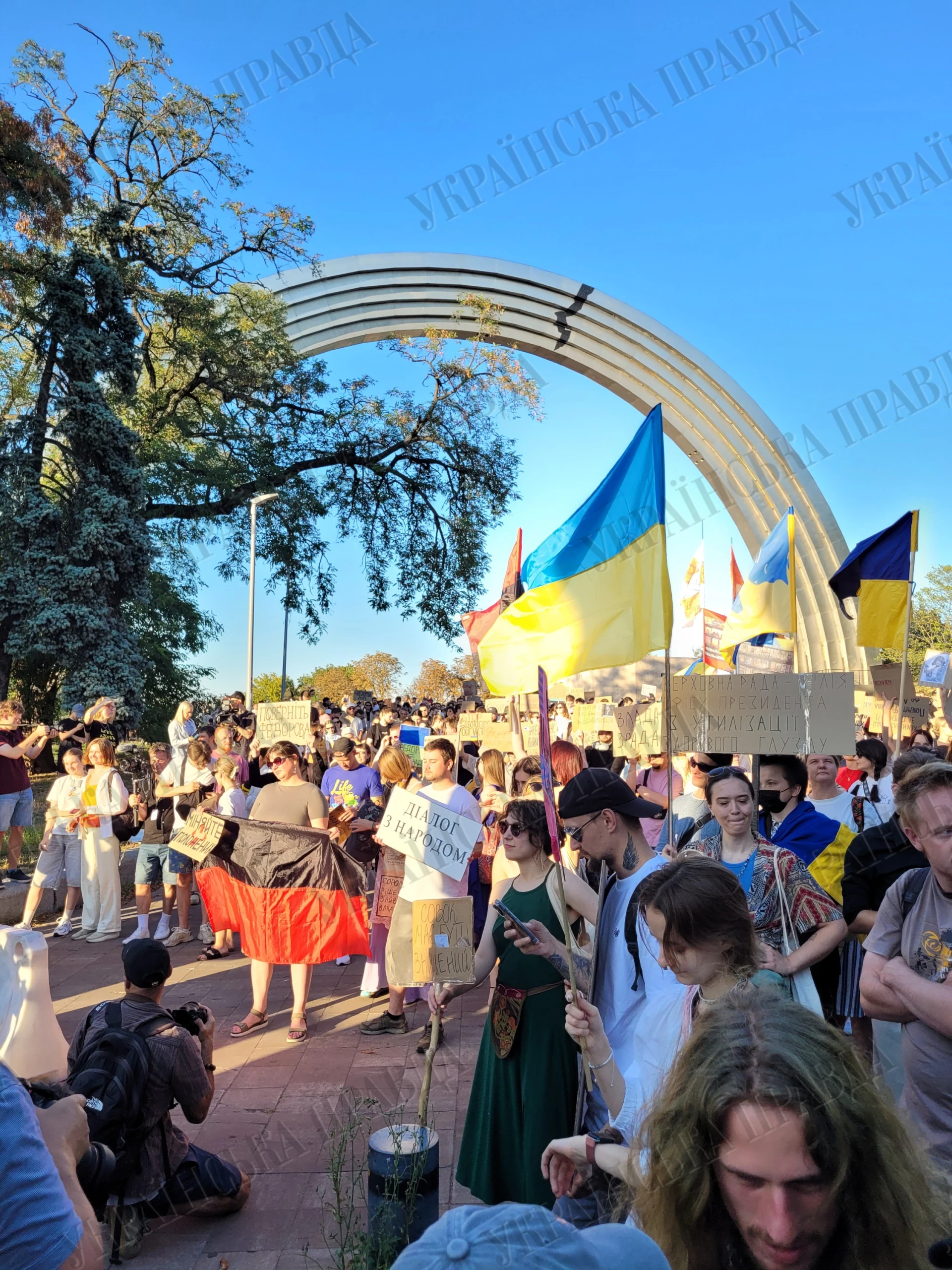 Учасники протестної ходи з картонками на підтримку Михайла Федорова під час маршу в центрі Києва.