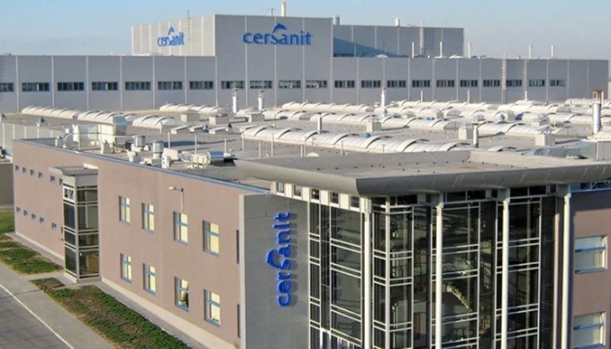 Пошкоджений завод Cersanit Invest у Звягелі після нічної атаки дронів 12 вересня