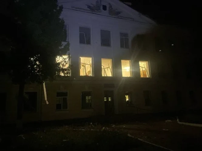 Пошкоджені будівлі у Конотопі після нічної атаки безпілотників РФ