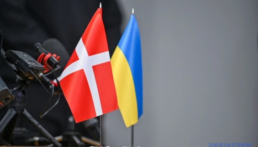 Данський прапор поруч із символікою протиповітряної оборони