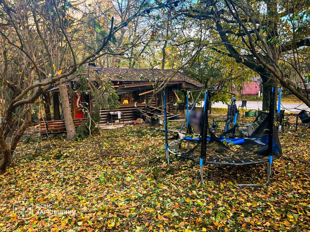 Дитячий візочок у парку в Новій Водолазі та пошкоджена будівля кафе після удару, 19 жовтня 2026 року.