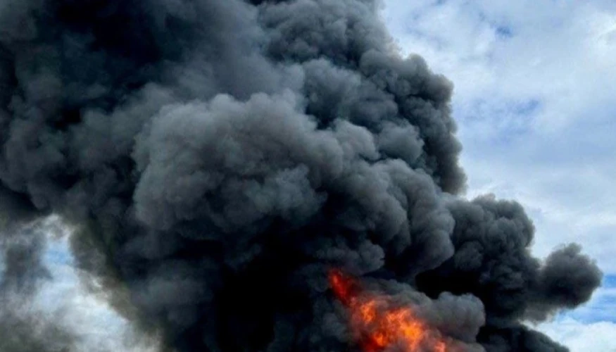 Зарево від пожежі в районі Волгоградського НПЗ та ВАТ «Каустик» після нічної атаки дронів