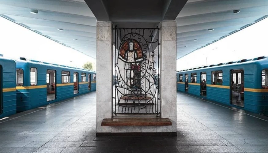 Поїзд на червоній лінії Київського метрополітену