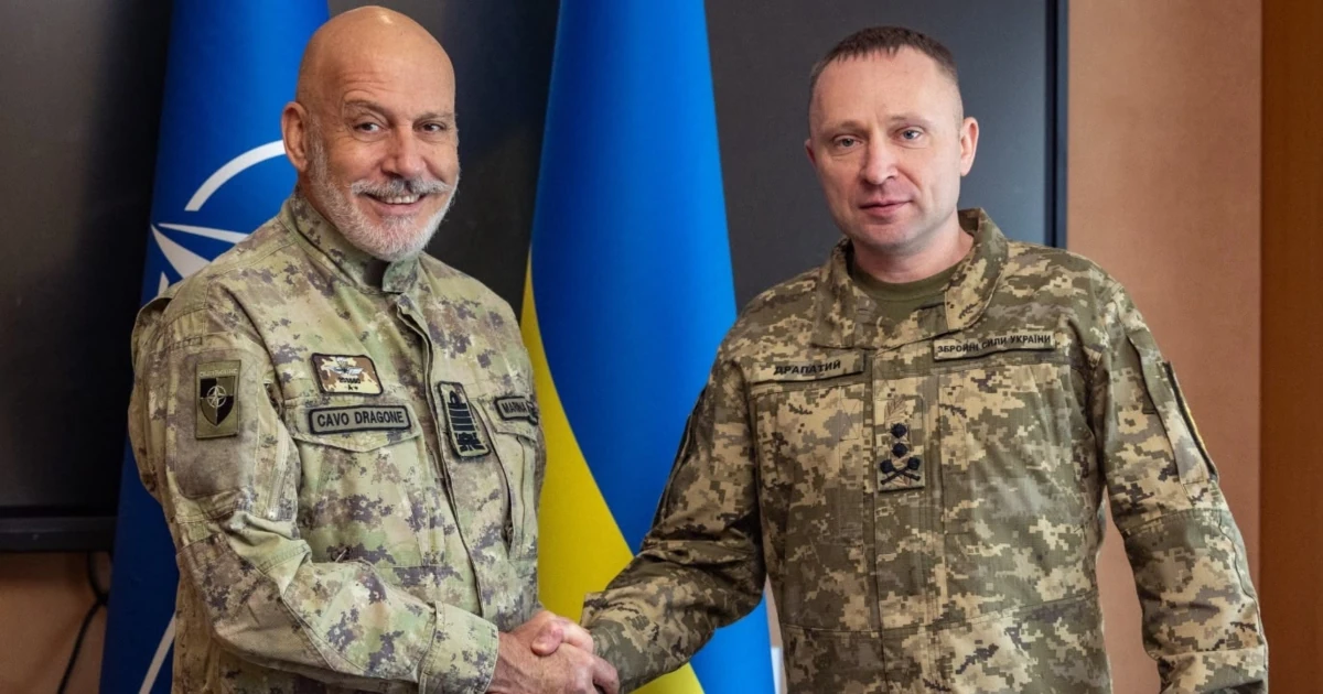 Делегація Військового комітету НАТО на чолі з адміралом Джузеппе Каво Драгоне біля Стіни пам'яті у Києві